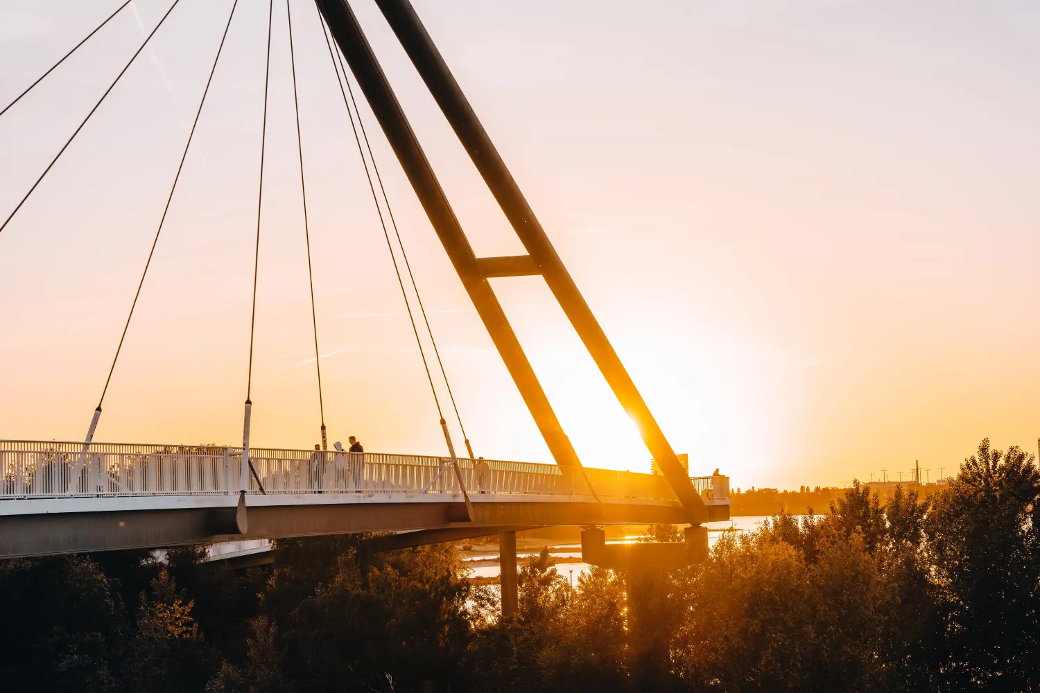 moderne Fußgängerbrücke im Sonnenlicht