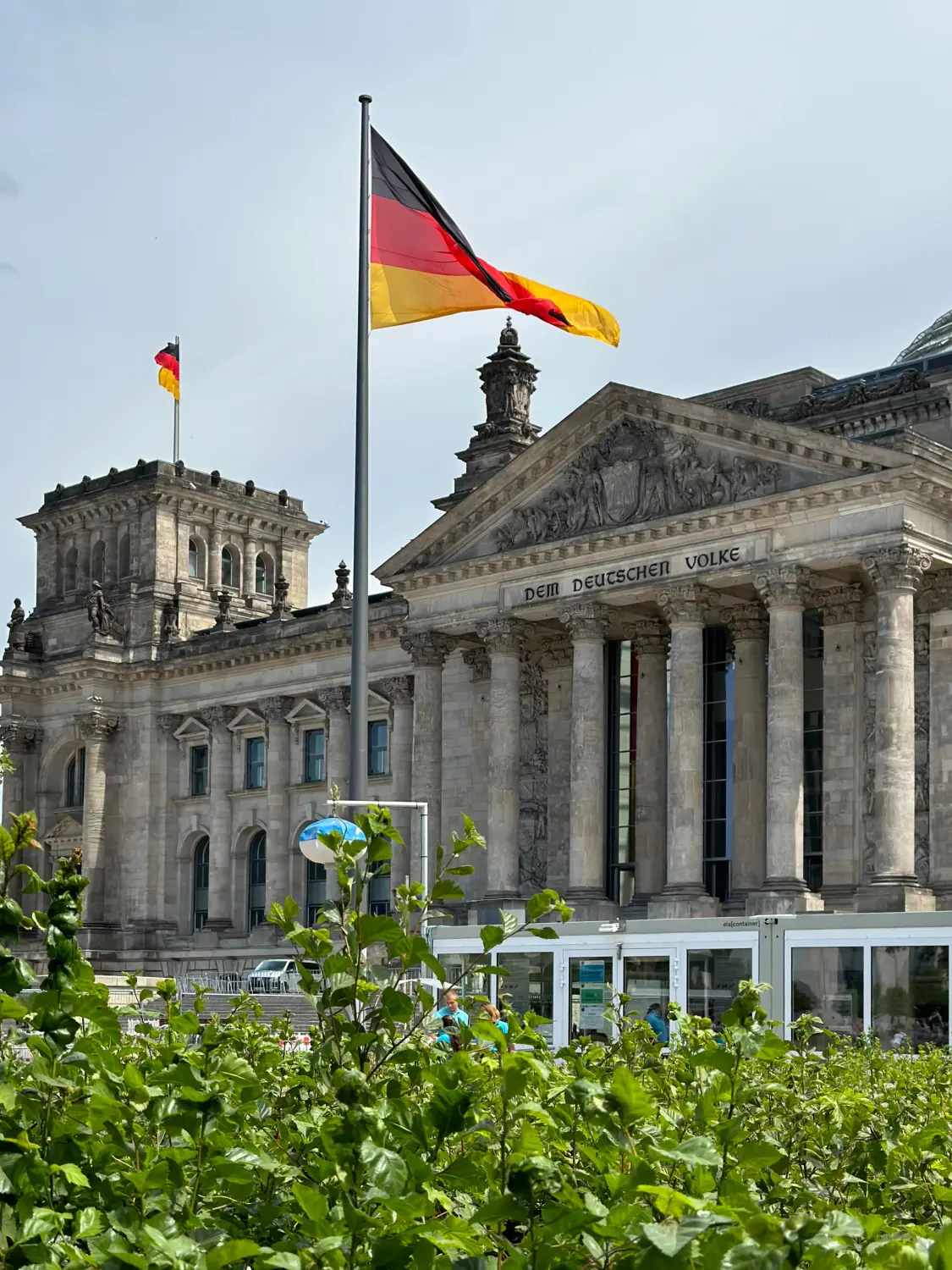 Deutschland-Flagge auf einem historischen Regierungsgebäude in Berlin