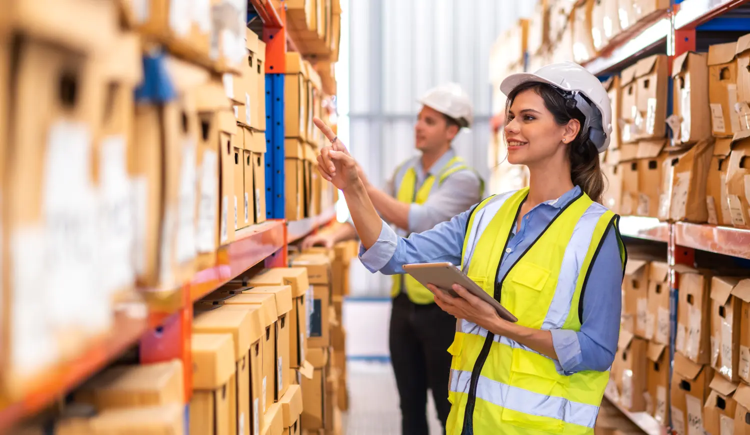 Ingenieurteam Frachtversandauftrag auf Tablet-Export und -Import, Waren, Fabrik, Lager, internationaler Handel, Transport, Frachtschiff, Logistik, Vertrieb im Logistikzentrum.
